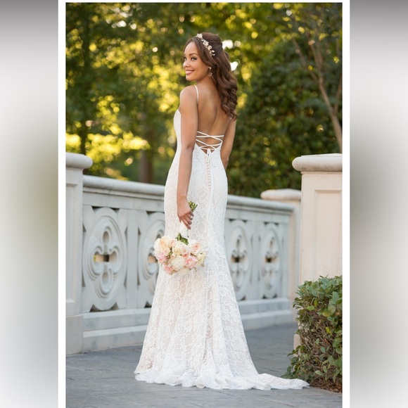 Elegant Lace Wedding Dress - Picture 1 of 16